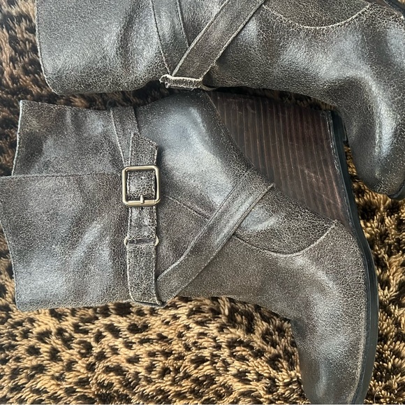 BCBG distressed Gray buckle wedge ankle boots - Picture 3 of 7